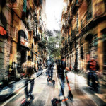 Technosphäre Stadtraum - Serie #technsophere Ein mit KI bearbeitetes Foto von Eva Leopoldi: Blick in eine Gasse in Barcelona, wo viele Menschen mit einem Roller unterwegs sind und auch Roller an der Seite parken.